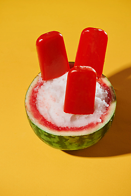 포토 JPG 해외이미지 단면 아이스크림 수박 실내 사람없음 꽂음 노란배경 막대아이스크림 살얼음 수박화채 해외포토 백그라운드 과일 디저트 내부 노란색 화채 파일형식 이미지허브