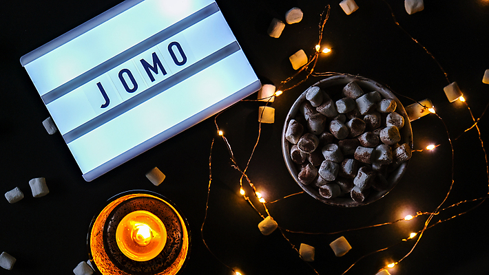 포토 JPG 해외이미지 검은배경 실내 따뜻함 사람없음 빛 하이앵글 어둠 머그컵 달콤 감성 향초 코코아 마시멜로우 알전구 조명장식 해외포토 음료 뷰포인트 백그라운드 컨셉 전구 초 디저트 조명 내부 장식 컵 검은색 맛 파일형식 이미지허브