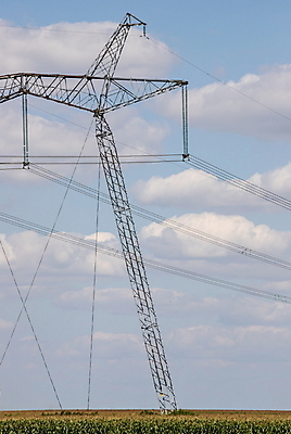 포토 JPG 해외이미지 실루엣 산업 선 백그라운드 통신 자연 하늘 사람없음 파란색 태양 환경 탑 금속 힘 장비 발전기 에너지 네트워크 역 연결 위험 큼 전염 철사 볼트 봉 철탑 반대 공학 개발 변압기 분배 전압 지원 철강 공급 해외포토 자연요소 건축물 교육 컬러 컨셉 교통시설 재질 촬영기법 발전소 공구 질병 크기 생태계 감염 파일형식 이미지허브
