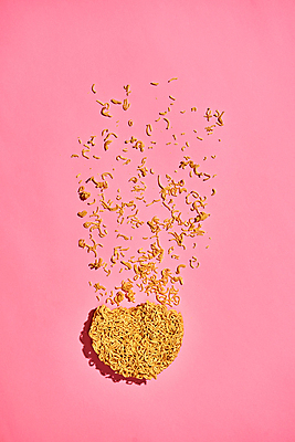 포토 JPG 해외이미지 패스트푸드 실내 사람없음 하이앵글 손상 면류 인스턴트 부스러기 사리 분홍색배경 해외포토 음식 뷰포인트 분홍색 백그라운드 컨셉 내부 파일형식 이미지허브