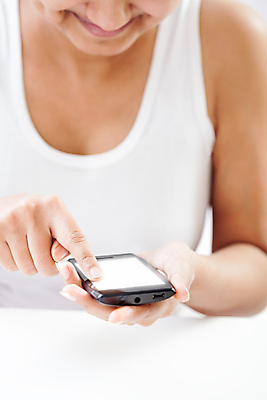 포토 JPG 해외이미지 손 여자 인터넷 통신 손가락 모바일 미래 새로움 세포 기술 한명 성인 스마트폰 핸드폰 컴퓨터 뷰티 디지털 스크린 장비 터치 정보 공구 가리킴 타이핑 업무 작업 뉴스 사과 연결 휴대용 인도인 무선전화기 전화기 스마트 전자 언론 포인트 안드로이드 혁명 소셜 인터페이스 입력 터치스크린 셀룰러 인터랙티브 해외포토 외국인 1 컨셉 과일 사람 동양인 손짓 신체부위 금융 전자제품 스마트기기 도구 로봇 오브젝트 파일형식 이미지허브