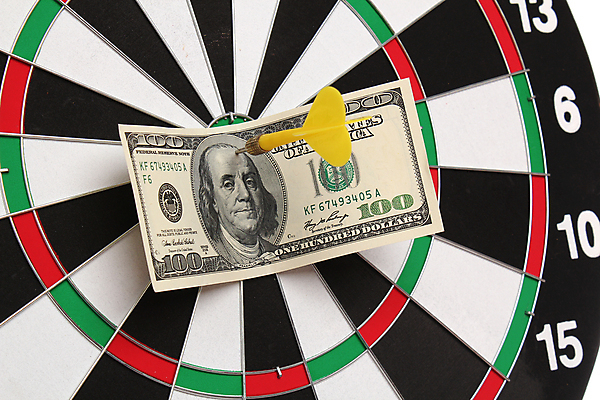 포토 JPG 해외이미지 스포츠 돈 성공 화살 사람없음 노란색 달러 게임 우승 원형 목표 방향 다트판 다트 흰배경 조준 계산서 고립 해외포토 도형 컬러 백그라운드 컨셉 놀이 흰색 최고 재산 파일형식 이미지허브
