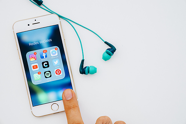 포토 JPG 해외이미지 손 여자 음악 이어폰 백그라운드 인터넷 비즈니스 통신 손가락 탁자 모바일 세포 관리 사람 사람없음 야외 파란색 스마트폰 핸드폰 조깅 알약 디지털 스크린 맑음 헤드폰 재킷 터치 흰색 잡기 메시지 닫기 연결 스마트 진행 해외포토 컬러 음향기기 가구 컨셉 모션 날씨 문화예술 신체부위 전자제품 스마트기기 운동 약 외투 파일형식 이미지허브