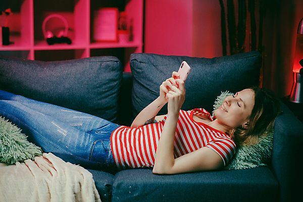 포토 JPG 해외이미지 라이프스타일 행복 놀이 휴식 주택 한명 소파 방 휴게실 뉴스 와이파이 해외포토 1 감정 컨셉 의자 사람 건물 생활 무선인터넷 파일형식 이미지허브