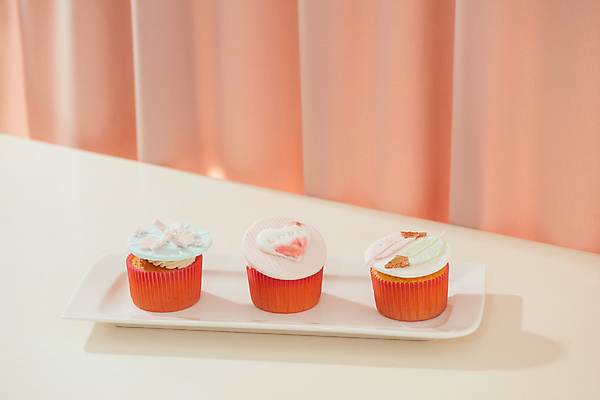 포토 JPG 해외이미지 접시 탁자 실내 발렌타인데이 사람없음 커튼 세개 달콤 컵케이크 미니 해외포토 식기 가구 데이이벤트 3 내부 케이크 맛 파일형식 이미지허브