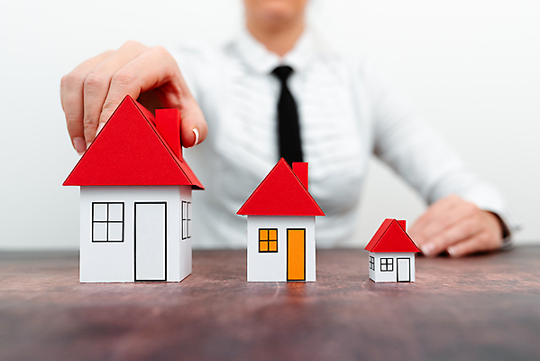 포토 JPG 해외이미지 여자 부동산 주택 한명 정장 상반신 성인 앞모습 아웃포커스 성장 잡기 비즈니스우먼 투자 건축모형 성인여자한명만 해외포토 1 옷 뷰포인트 비즈니스 모션 촬영기법 사람 건물 모형 직장인 재산 여자한명만 성인여자만 파일형식 이미지허브