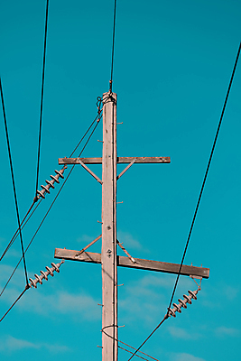 포토 JPG 해외이미지 선 하늘 사람없음 야외 파란색 환경 사진촬영 힘 전선 기둥 연결 큼 전화기 전염 철사 봉 긴장 조이기 해외포토 건축 감정 컬러 모션 촬영 질병 크기 감염 파일형식 이미지허브