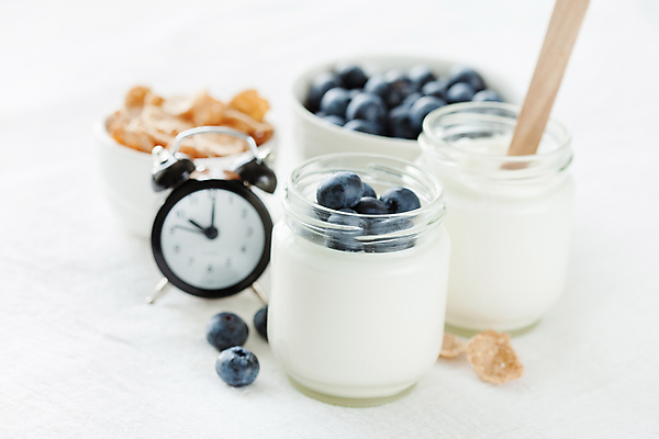 포토 JPG 해외이미지 그릇 유리병 실내 사람없음 아웃포커스 자명종 신선 달콤 시리얼 흰배경 블루베리 나무숟가락 요거트 건강식 해외포토 식기 음식 시계 백그라운드 과일 병_용기 유제품 촬영기법 내부 숟가락 알람 흰색 맛 파일형식 이미지허브