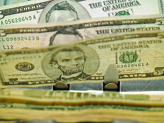 포토 JPG 해외이미지 1 종이 백그라운드 돈 비즈니스 사람없음 초록색 금융 파란색 숫자 세일 달러 기계 장비 재산 구매 소프트포커스 계산대 서비스 속도 보안 전자 결제 5 파산 빚 방법 블러 세금 체크아웃 카운트 터미널 해외포토 문자 컬러 촬영기법 안전 경제 쇼핑 파일형식 이미지허브