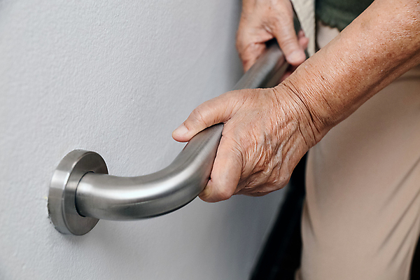 포토 JPG 해외이미지 손 여자 노년 할머니 벽 난간 태국 주택 건강 병원 한명 안전 사람 동양인 운동 중국 환자 잡기 바 주름 닫기 은퇴 70대 테라피 80대 물리치료 옛날 지원 헬프 노화 해외포토 1 아시아 컨셉 의학 모션 인종 성인 건물 신체부위 치료 뷰티 도움 파일형식 이미지허브