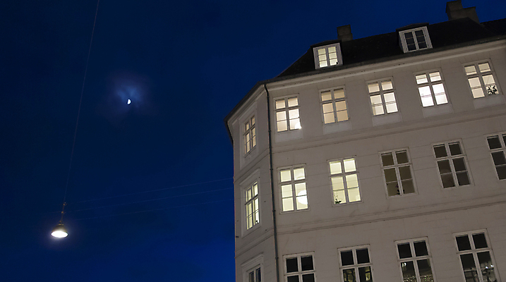 포토 JPG 해외이미지 라이프스타일 외관 유럽 여행 겨울 건축양식 창문 주택 덴마크 사람없음 야외 건물 빛 추위 램프 도시 야간 저녁 달빛 콘도 타운 스칸디나비아 코펜하겐 해외포토 자연요소 건축물 계절 건축 나라 숙소 조명 북유럽 생활 달 파일형식 이미지허브