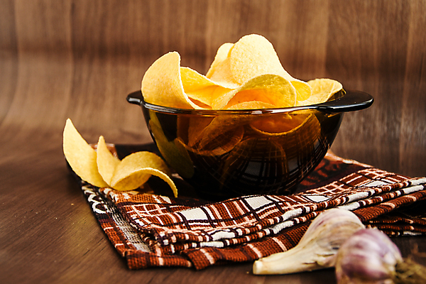 포토 JPG 해외이미지 그릇 실내 사람없음 소프트포커스 담기 감자칩 나무배경 해외포토 식기 백그라운드 모션 촬영기법 내부 과자 칩_음식 파일형식 이미지허브