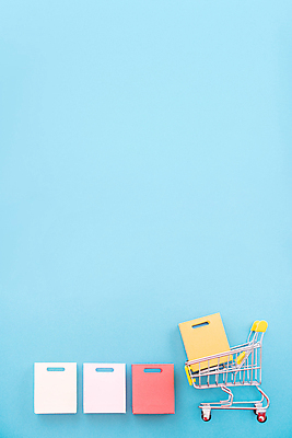 포토 JPG 해외이미지 실내 사람없음 쇼핑 쇼핑백 쇼핑카 미니어처 오브젝트 담기 파란배경 일렬 카피스페이스 해외포토 백그라운드 가방 모션 내부 파란색 모형 카트 공백 파일형식 이미지허브