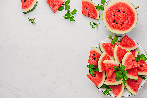 포토 JPG 해외이미지 접시 잎 단면 수박 프레임 실내 사람없음 하이앵글 쌓기 달콤 흰배경 수박조각 카피스페이스 제철과일 해외포토 식물 식기 뷰포인트 조각 백그라운드 과일 모션 내부 공백 흰색 맛 제철 파일형식 이미지허브