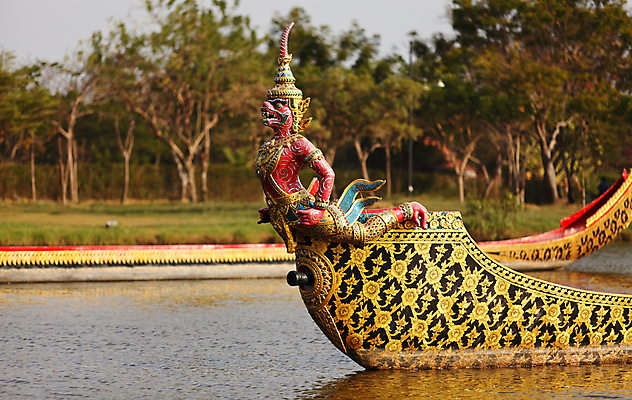 포토 JPG 해외이미지 나무 전통 호수 날개 건축양식 태국 하늘 미술 사람없음 야외 목재 장식 물 파란색 강 노란색 머리 페인트 보트 황금 숲 운하 군함 행진 해외포토 자연요소 식물 건축 아시아 컬러 배_교통 재료 모션 문화예술 신체부위 해군 파일형식 이미지허브