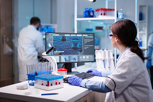 포토 JPG 해외이미지 여자 남자 과학 실내 현미경 실험기구 실험 상반신 성인 두명 옆모습 뒷모습 모니터 실험복 혈액 실험실 과학자 시험관 보안경 연구소 원단샘플 성인만 방호복 해외포토 직업 옷 뷰포인트 사람 내부 컴퓨터 가운 안전장비 학자 파일형식 이미지허브