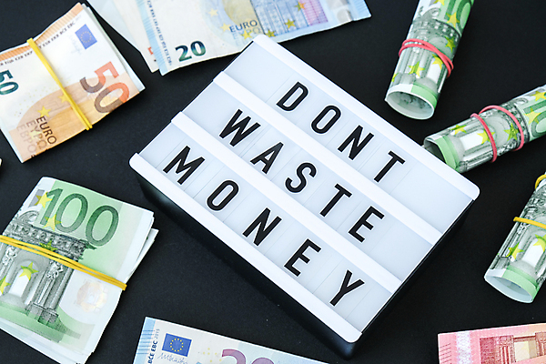 포토 JPG 해외이미지 지폐 검은배경 실내 사람없음 표어 절약 낭비 글귀 라이트박스 해외포토 백그라운드 컨셉 돈 내부 검은색 파일형식 이미지허브