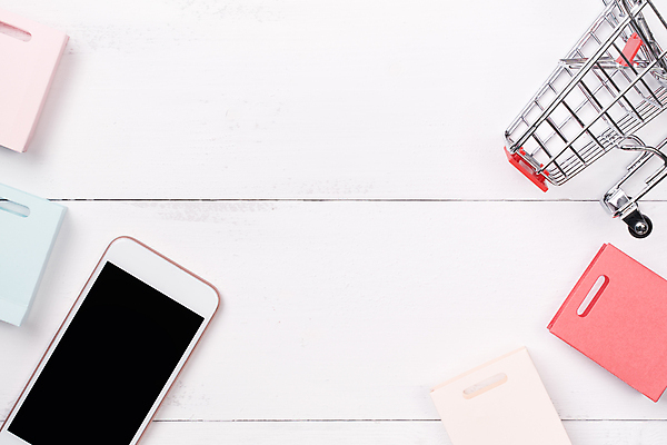 포토 JPG 해외이미지 실내 사람없음 스마트폰 쇼핑 쇼핑백 쇼핑카 미니어처 오브젝트 흰배경 온라인쇼핑 모바일쇼핑 카피스페이스 해외포토 백그라운드 가방 내부 핸드폰 스마트기기 모형 카트 공백 흰색 온라인 파일형식 이미지허브