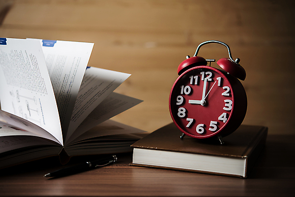 포토 JPG 해외이미지 디자인 교육 종이 시계 백그라운드 비즈니스 학교 탁자 사람없음 목재 책 빨간색 검은색 공백 시험 수확 종 흰색 시간 공포 페이지 해외포토 나무 컬러 가구 농업 재료 파일형식 이미지허브