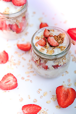 포토 JPG 해외이미지 딸기 실내 사람없음 흰배경 요거트 오트밀 그릭요거트 해외포토 백그라운드 과일 유제품 내부 흰색 파일형식 귀리 이미지허브