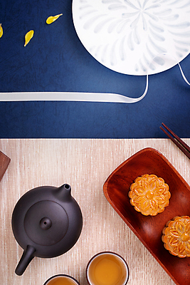 포토 JPG 해외이미지 리본 디저트 실내 사람없음 하이앵글 찻잔 찻주전자 파란배경 월병 해외포토 음식 뷰포인트 백그라운드 주전자 잔 내부 파란색 과자 중국전통 파일형식 이미지허브