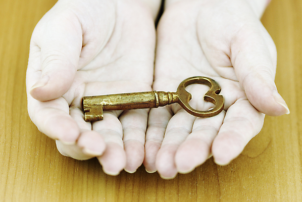 포토 JPG 해외이미지 직업 손 컨셉 돈 비즈니스 성공 열쇠 미래 새로움 주택 아이디어 선물 안전 사람없음 거래 업무 비즈니스우먼 오픈 재산 황금 구매 책상 계약 주기 경영자 기회 잠금 승진 보험 고용 방법 처음 제의 해외포토 여자 가구 모션 건물 신체부위 금융 쇼핑 구직 작업 직장인 리더 보안 채용 파일형식 이미지허브