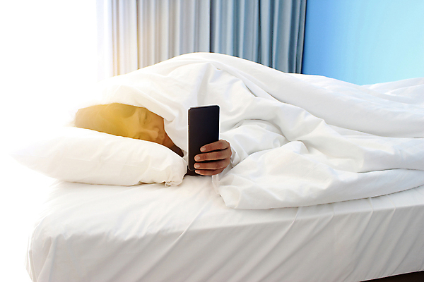 포토 JPG 해외이미지 라이프스타일 손 남자 행복 얼굴 컨셉 통신 놀이 모바일 피곤 한명 스마트폰 핸드폰 디지털 스크린 검은색 침실 꿈 환자 흰색 침대 잡기 잠 야간 연결 불안 스마트 걱정 낮잠 두통 부담 심각 취침시간 몽환 셀룰러 중독자 해외포토 자연요소 1 감정 컬러 가구 의학 모션 사람 생활 신체부위 전자제품 스마트기기 질병 파일형식 이미지허브