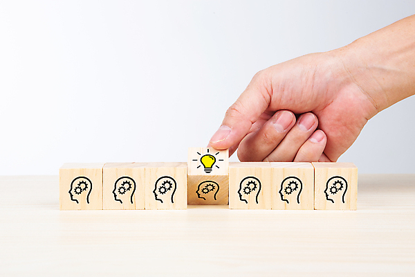 포토 JPG 해외이미지 손 전구 아이디어 실내 신체부위 잡기 얼굴모양 오브젝트 흰배경 나무블록 해외포토 모양 얼굴 백그라운드 컨셉 모션 사람 내부 목재 블록 흰색 파일형식 이미지허브