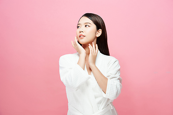 포토 JPG 해외이미지 응시 여자 실내 한명 동양인 손짓 상반신 성인 앞모습 뷰티 가운 성인여자한명만 분홍색배경 해외포토 1 시선 옷 뷰포인트 분홍색 백그라운드 모션 사람 인종 내부 여자한명만 성인여자만 파일형식 이미지허브