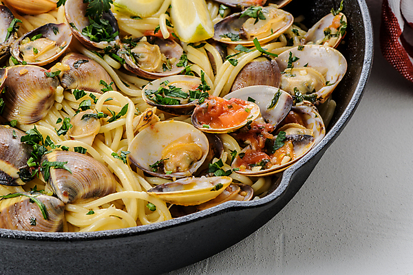 포토 JPG 해외이미지 조개 실내 근접촬영 사람없음 프라이팬 레몬 흰배경 봉골레파스타 해외포토 뷰포인트 백그라운드 과일 주방용품 어패류 파스타 내부 흰색 파일형식 이미지허브