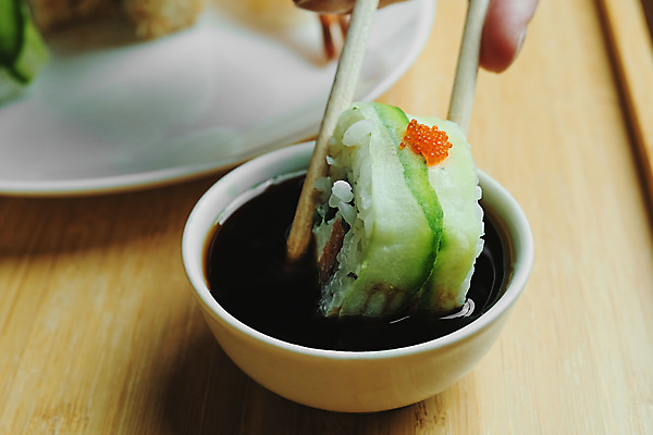 포토 JPG 해외이미지 전통 라이프스타일 음식 조각 재료 젓가락 부분 손가락 밥 새우 실내 건강 어류 요리 동양인 사람없음 세트 주방 일본 식사 초밥 신선 잡기 해조류 맛 인스턴트 두루마리 참치 먹기 해산물 메뉴 준비 날것 연어 생강 건강식 점심식사 일본음식 맛있는 해외포토 손 아시아 컨셉 채소 모션 수저 갑각류 인종 내부 생활 수중동물 해양식물 파일형식 이미지허브