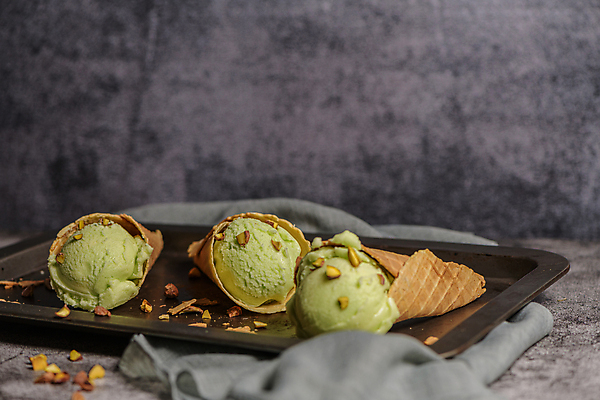 포토 JPG 해외이미지 회색배경 쟁반 실내 사람없음 달콤 콘아이스크림 피스타치오 해외포토 백그라운드 아이스크림 내부 회색 견과류 맛 파일형식 이미지허브