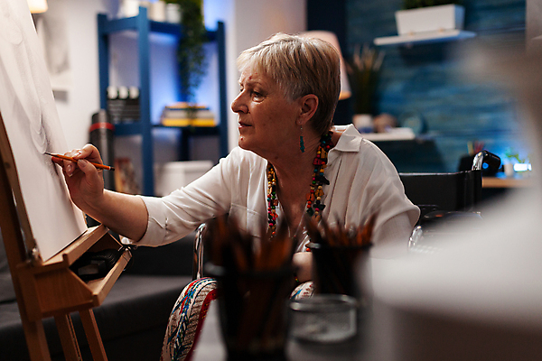 포토 JPG 해외이미지 여자 노년 할머니 실내 한명 들기 상반신 앞모습 그리기 집중 이젤 노인여자한명만 해외포토 1 뷰포인트 컨셉 모션 사람 성인 내부 미술도구 여자한명만 노인여자만 파일형식 이미지허브