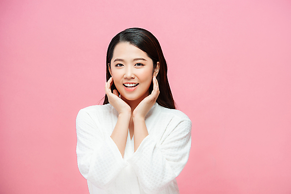 포토 JPG 해외이미지 응시 여자 실내 한명 미소 동양인 상반신 성인 앞모습 뷰티 가운 꽃받침 성인여자한명만 분홍색배경 해외포토 1 시선 옷 뷰포인트 분홍색 백그라운드 표정 사람 인종 손짓 내부 여자한명만 성인여자만 파일형식 이미지허브