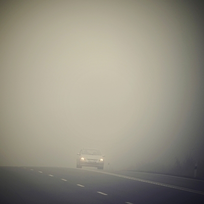 포토 JPG 해외이미지 계절 도로 여행 겨울 교통시설 모션 자동차 유리 날씨 거리 사람없음 야외 빨간색 빛 어둠 운전 젖음 추위 안개 흰색 램프 고속도로 야간 저녁 위험 예측 사건 속도 방법 뿌연 자동 해외포토 자연요소 길 육상교통 컬러 교통 컨셉 재질 조명 시설 파일형식 이미지허브