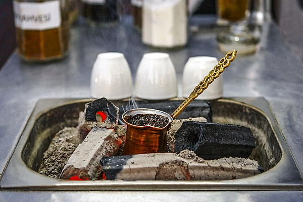 포토 JPG 해외이미지 전통 접시 문화 커피 음료 음식 모래 여행 백그라운드 불 모바일 요리 사람없음 야외 컵 물 금속 검은색 카페 장비 마시기 신선 뜨거움 달콤 맛 아침식사 더위 만들기 아로마 숯 동쪽 칠면조 내추럴 구리 방법 석탄 아랍어 여신 옛날 카페인 맛있는 튀르키예 해외포토 자연요소 식기 아시아 컬러 컨셉 모션 재질 조류 날씨 상점 식사 원소 방향 파일형식 이미지허브