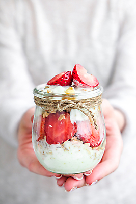 포토 JPG 해외이미지 손 여자 딸기 실내 한명 들기 상반신 성인 앞모습 아웃포커스 요거트 성인여자한명만 그릭요거트 해외포토 1 뷰포인트 과일 모션 유제품 촬영기법 사람 내부 신체부위 여자한명만 성인여자만 파일형식 이미지허브