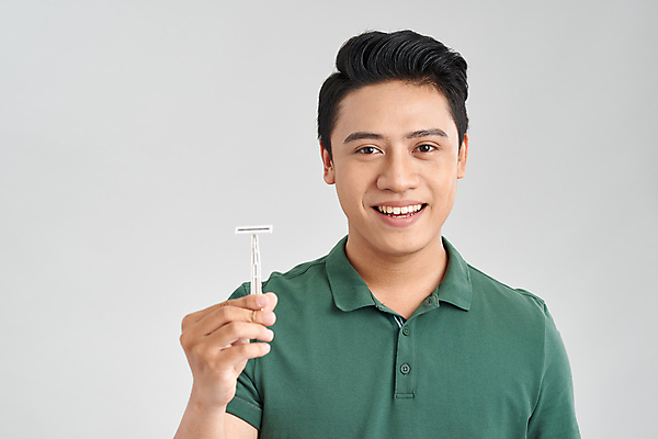 포토 JPG 해외이미지 응시 남자 회색배경 실내 한명 동양인 상반신 성인 앞모습 뷰티 보여주기 면도기 자기관리 성인남자한명만 그루밍족 해외포토 1 시선 뷰포인트 백그라운드 모션 사람 인종 내부 위생용품 회색 남자한명만 성인남자만 파일형식 이미지허브