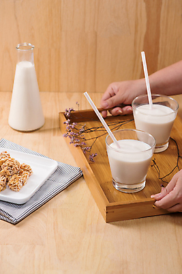 포토 JPG 해외이미지 접시 꽃 유리병 디저트 잔 실내 빨대 들기 우유 식탁보 나무쟁반 나무배경 해외포토 식물 식기 음식 백그라운드 모션 병_용기 유제품 쟁반 내부 목재 파일형식 이미지허브