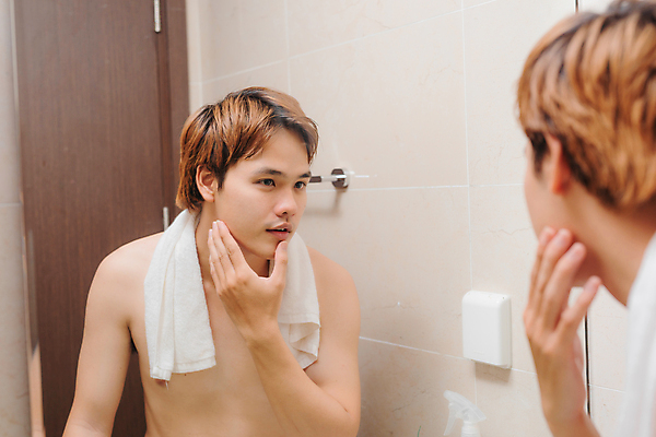 포토 JPG 해외이미지 응시 남자 실내 한명 동양인 상반신 성인 옆모습 뷰티 반사 거울 만지기 확인 화장실 자기관리 성인남자한명만 그루밍족 해외포토 1 시선 뷰포인트 모션 사람 인종 내부 남자한명만 성인남자만 파일형식 이미지허브