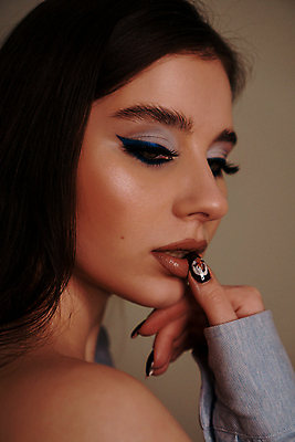 포토 JPG 해외이미지 백인 모델 여자 얼굴 백그라운드 갈색머리 관리 한명 사람 파란색 뷰티 유행 판매 검은색 재킷 흰색 화려 우아함 닫기 가죽 입술 만들기 예술가 주근깨 빨간머리 거짓말 고립 소셜미디어 스타일리스트 스타일 신청 해외포토 서양인 1 헤어스타일 컬러 컨셉 모션 신체부위 외투 점 파일형식 이미지허브