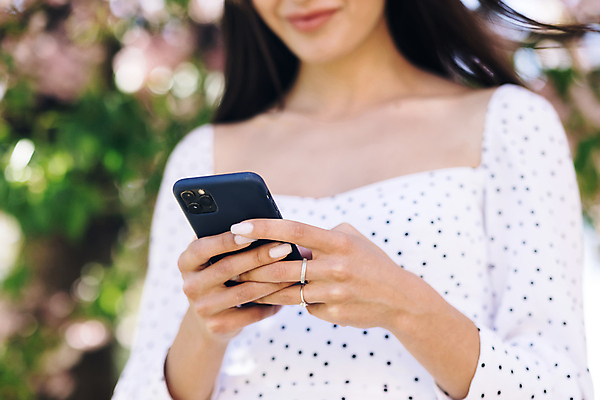 포토 JPG 해외이미지 학생 라이프스타일 손 응시 드레스 행복 얼굴 인터넷 통신 모바일 세포 한명 미소 야외 10대 스마트폰 핸드폰 쇼핑 도시풍경 유행 자유 잡기 도시 우아함 무선전화기 스마트 알림 대학교 온라인 쇼퍼홀릭 채팅 혼혈 해외포토 1 시선 옷 감정 컨셉 학교 모션 청소년 표정 사람 풍경 생활 신체부위 전자제품 스마트기기 전화기 다문화 파일형식 이미지허브