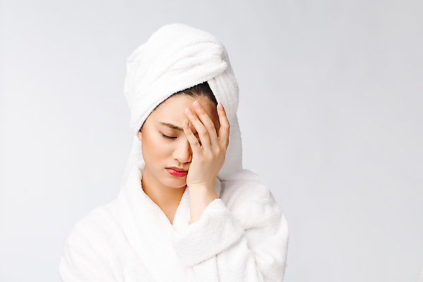 포토 JPG 해외이미지 여자 실내 한명 동양인 상반신 성인 앞모습 수건 뷰티 목욕가운 찡그림 좌절 피부관리 흰배경 얼굴가리기 성인여자한명만 해외포토 1 감정 뷰포인트 백그라운드 컨셉 표정 사람 인종 내부 위생용품 흰색 가림 가운 여자한명만 성인여자만 파일형식 이미지허브