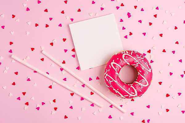 포토 JPG 해외이미지 종이 실내 빨대 사람없음 하트 도넛 분홍색배경 해외포토 모양 분홍색 백그라운드 디저트 내부 파일형식 이미지허브