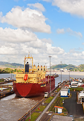 포토 JPG 해외이미지 바다 자물쇠 항해 사람없음 물 강 화물 보트 큼 컨테이너 화물선 무역 활 함선 상업 운하 해군 돛대 파나마 해외포토 자연요소 산업 배_교통 군대 운송업 남아메리카 크기 파일형식 이미지허브