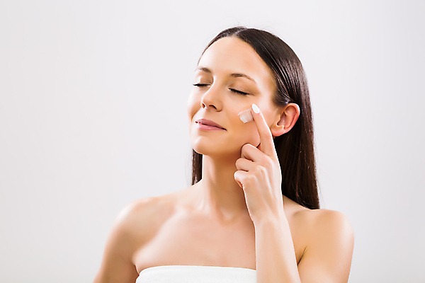 포토 JPG 해외이미지 스튜디오촬영 백인 라이프스타일 여자 얼굴 포장 회색배경 갈색머리 실내 건강 한명 미소 성인 일상 가로 수건 뷰티 건강관리 흰색 신선 소중 피부 크림 순수 미녀 스킨케어 보여주기 돌봄 바디케어 수분크림 위생관리 성인여자만 카피스페이스 신청 해외포토 서양인 1 헤어스타일 컬러 백그라운드 컨셉 모션 표정 관리 사람 내부 라이프 생활 신체부위 위생용품 화장품 공백 회색 미인 여자만 성인만 파일형식 이미지허브