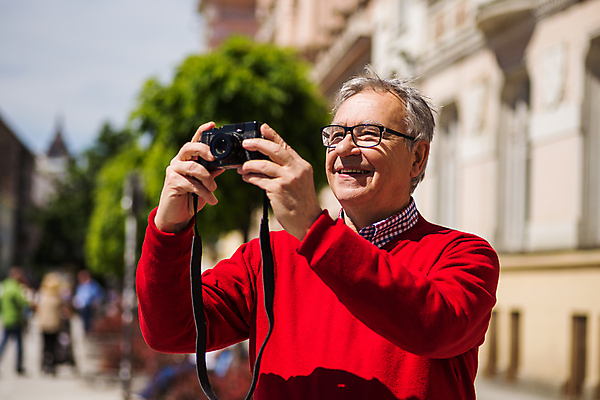 포토 JPG 해외이미지 백인 라이프스타일 노년 남자 행복 중년 여행 휴가 휴식 한명 미소 야외 여행객 카메라 사진촬영 백발 잡기 도시 닫기 은퇴 사진사 타운 옛날 해외포토 서양인 1 헤어스타일 감정 컨셉 모션 표정 사람 성인 생활 전자제품 촬영 작가 파일형식 이미지허브