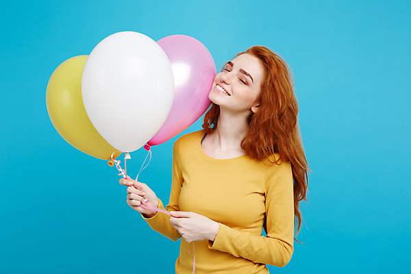 포토 JPG 해외이미지 여자 한명 상반신 성인 앞모습 눈감음 잡기 파란배경 풍선 성인여자한명만 해외포토 1 뷰포인트 백그라운드 모션 사람 파란색 여자한명만 성인여자만 파일형식 이미지허브