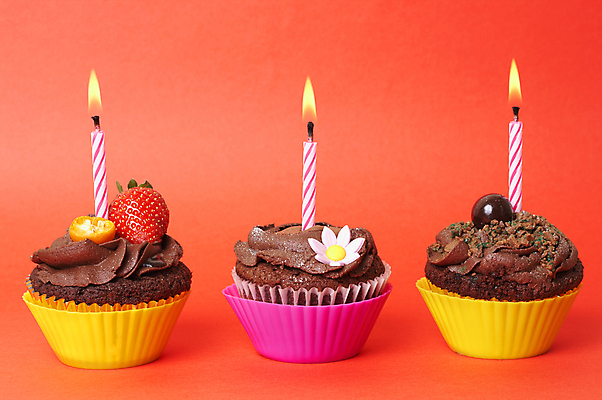 포토 JPG 해외이미지 꽃 촛불 딸기 사람없음 장식 세개 달콤 컵케이크 크림 초코케이크 해외포토 식물 과일 초 3 케이크 맛 파일형식 이미지허브