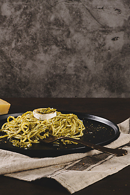 포토 JPG 해외이미지 접시 포크 회색배경 치즈 파스타 실내 사람없음 페스토 해외포토 식기 백그라운드 유제품 서양음식 내부 회색 소스_음식 파일형식 이미지허브